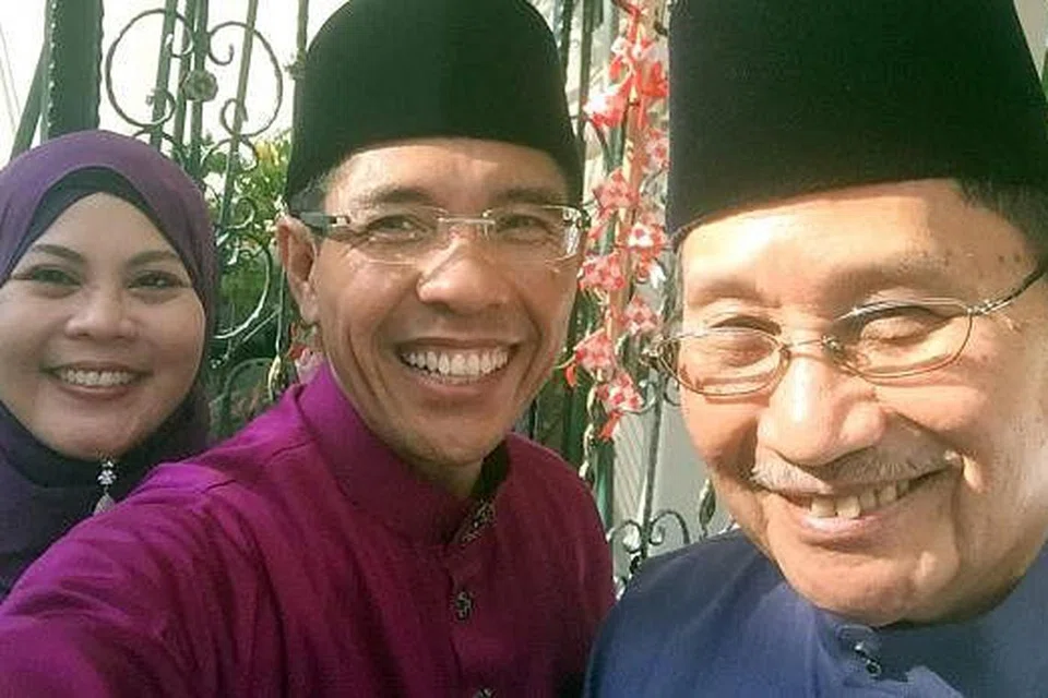 ERAT JALINAN: Dr Maliki (tengah) dan isteri, Cik Saadiah Shahal, bersama Pehin Badaruddin berwefie semasa rumah terbuka Dr Maliki. - Foto ihsan DR MALIKI