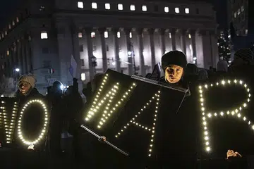 BANTAHAN: Penunjuk perasaan adakan bantahan di Foley Square di New York City membantah tindakan ketenteraan ke atas Iran. - Foto AFP