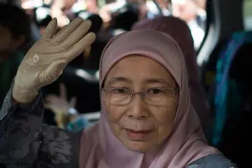 DUKUNG LEGASI: Calon bagi pilihan raya kecil kawasan undi parlimen Permatang Pauh, Datin Seri Dr Wan Azizah Wan Ismail, tidak mengira jumlah kemenangan kecuali meneruskan legasi suaminya, Datuk Seri Anwar Ibrahim, yang kini menjalani hukuman penjara lima tahun setelah didapati bersalah kerana meliwat bekas pembantu peribadinya. - Foto AFP