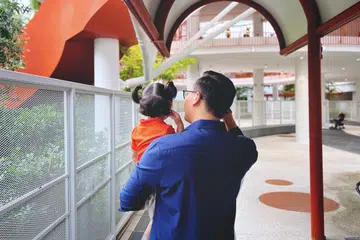 Penulis (kanan) ketika menghantar anaknya Sofya Nayla ke tajaka.