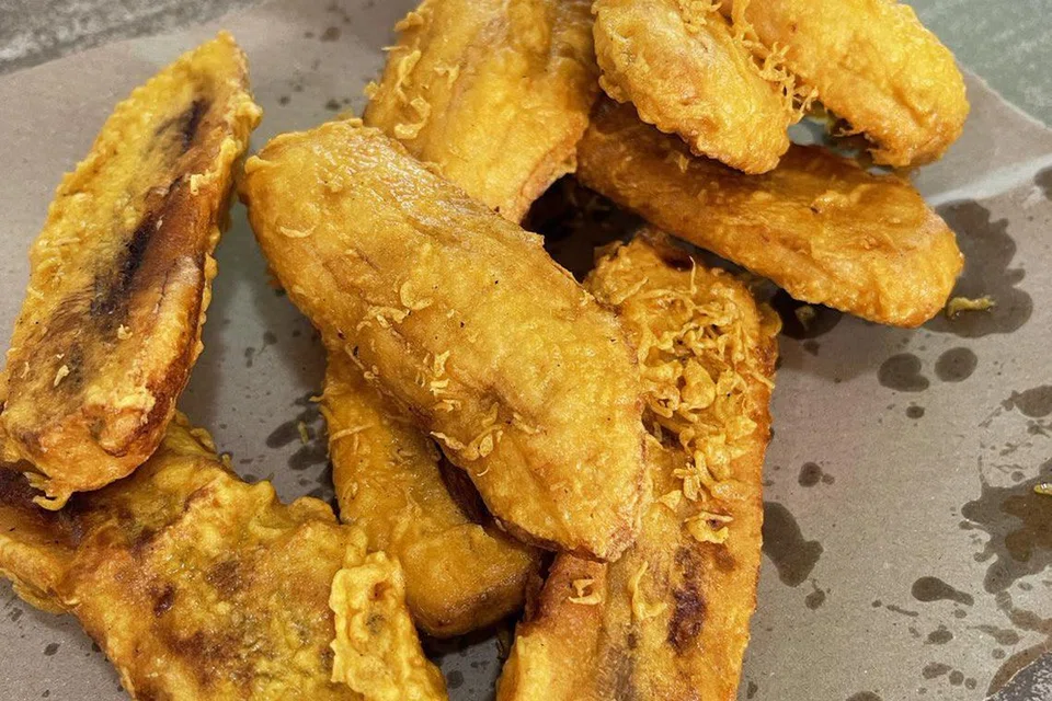 MENYELERAKAN: Pisang dipotong nipis sebelum digoreng dengan adunan tepung.