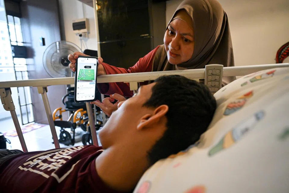 Cik Siti Fadillah Mohamed Noor bertukar pendapat dengan anak sulungnya, Encik Muhammad Sayfullah Mohamad Sahrin, berkenaan rekaan dan hasil karya digital. Cik Fadillah berkata kerjaya anak sulungnya itu sebagai pereka digital menekankan lagi kepentingan cerdik kewangan.