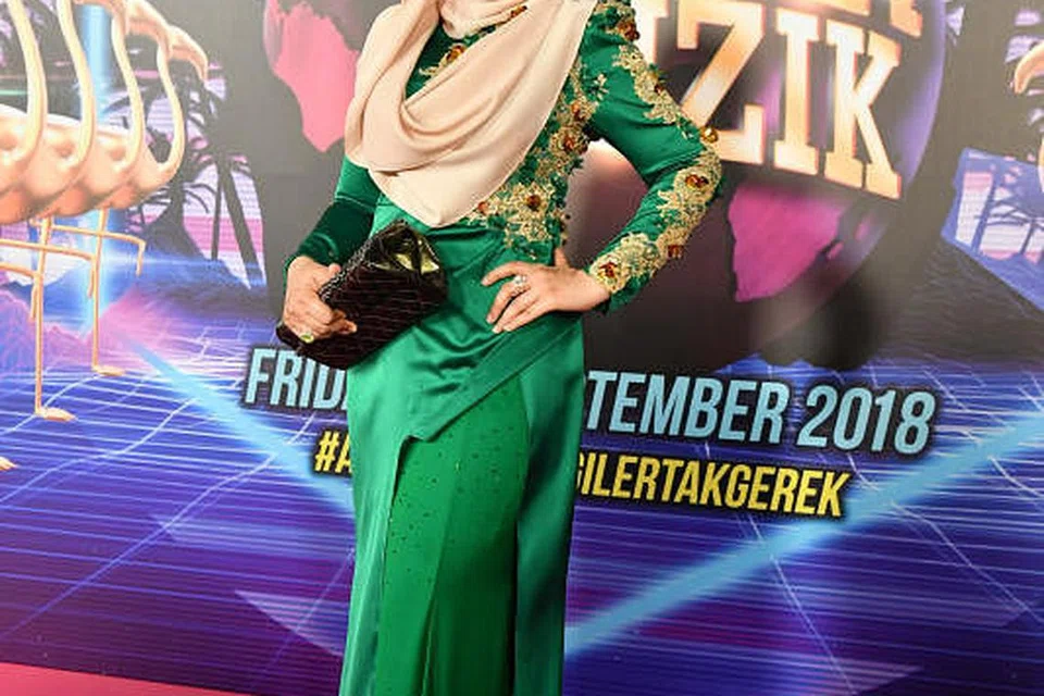MALAR SEGAR DAN ANGGUN: Datuk Seri Siti Nurhaliza kekal sebagai bintang yang sentiasa menarik perhatian di sesi permaidani merah Anugerah Planet Muzik (APM).