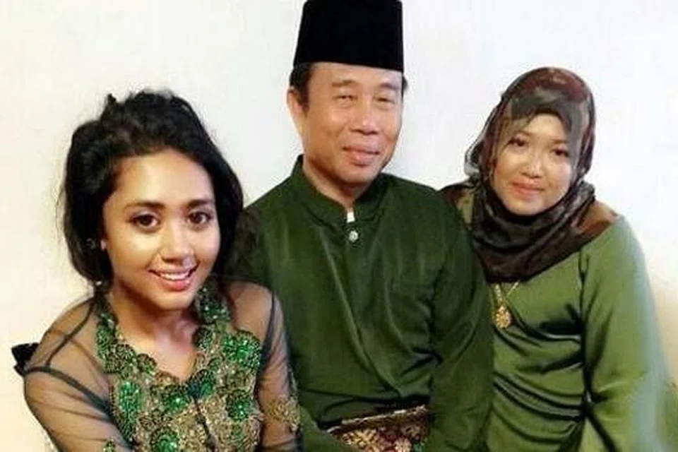 KELUARGA BAHAGIA: Zainal Abidin bergambar bersama isteri, Noor Hasna dan anak tunggalnya, Nurul Amira, semasa sambutan Lebaran yang lalu. - Foto ihsan ZAINAL ABIDIN ABDUL MALIK