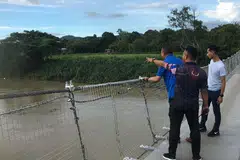 MASIH BELUM DITEMUI: Jambatan Gantung Kampung Damat-Kampung Lakang di mana remaja berkenaan dilapor terjatuh ke sungai dan hilang.