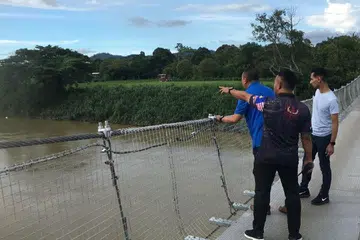 MASIH BELUM DITEMUI: Jambatan Gantung Kampung Damat-Kampung Lakang di mana remaja berkenaan dilapor terjatuh ke sungai dan hilang.