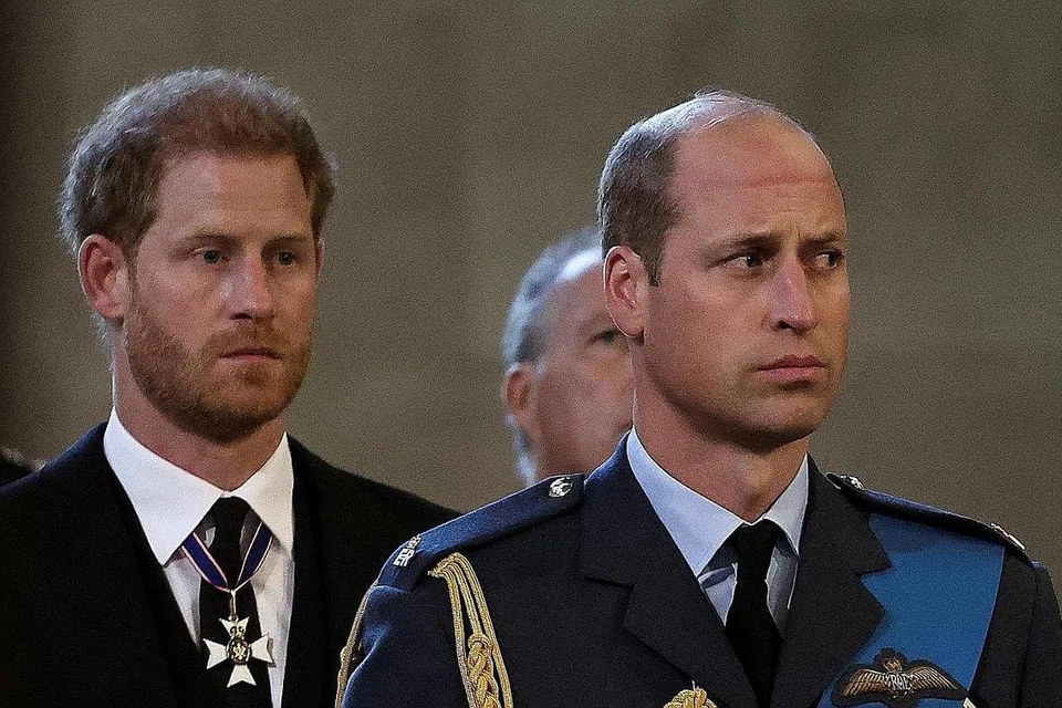 UNDANG KRITIKAN: Autobiografi Putera Harry, Spare, yang akan dilancarkan minggu depan. Antara kandungannya yang didedahkan termasuklah dakwaan serangan fizikal abangnya, oleh Putera William (gambar atas, kanan); bagaimana beliau hilang teruna; pernah mengambil dadah; dan membunuh 25 individu di Afghanistan, yang mengundang kecaman dan ejekan. - Foto-foto AFP, REUTERS