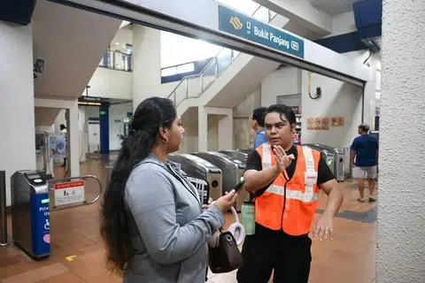 Di stesen LRT Bukit Panjang, kakitangan SMRT kelihatan sedang memberi panduan kepada penumpang mengenai pilihan perjalanan alternatif.