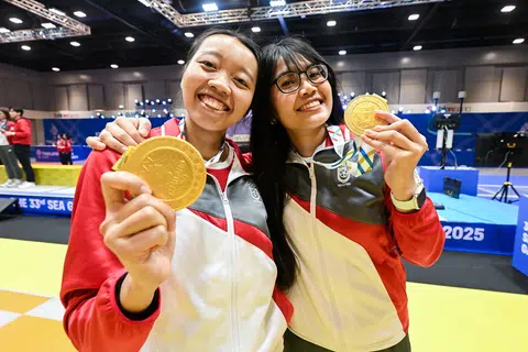 Atlet lawan pedang Singapura, Kiria Tikanah Abdul Rahman (kiri) dan Filzah Hidayah Nor Anuar. 