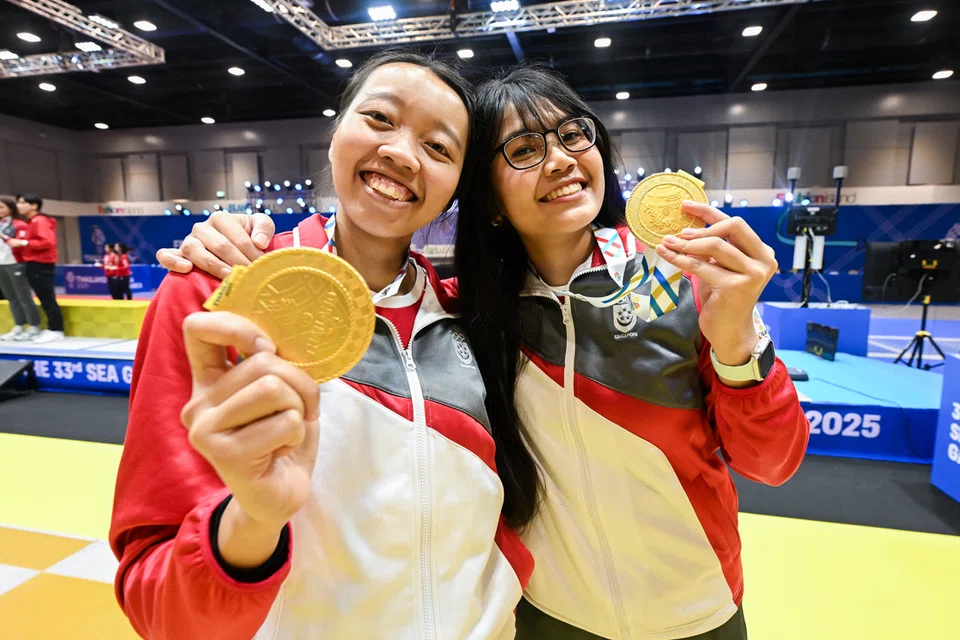 Atlet lawan pedang Singapura, Kiria Tikanah Abdul Rahman (kiri) dan Filzah Hidayah Nor Anuar. 