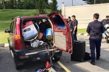 Pemeriksaan ke atas kereta tertuduh menemukan sebilah parang di dalam bonet. Siasatan mendapati kedua-dua tertuduh tiada sebarang urusan sah untuk memasuki Istana Negara.