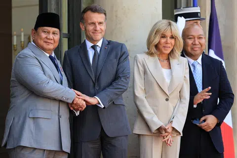 Presiden Perancis, Encik Emmanuel Macron (dua dari kiri) bersama isterinya, Cik Brigitte Macron (tiga dari kiri), menyambut ketibaan Presiden Indonesia, Encik Prabowo Subianto, (kiri) sebelum mengadakan pertemuan di Istana Presiden Elysee di Paris, Perancis pada 28 Mei 2026.