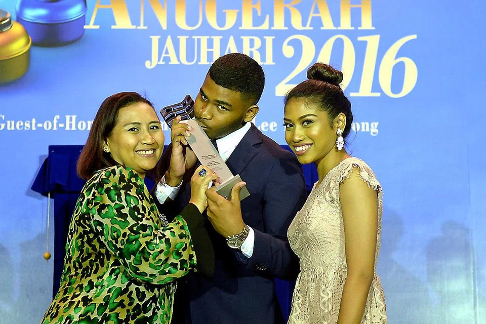 SOKONGAN UTUH KELUARGA: Sheik Farhan yang bersama ibunya, Cik Sa'adiah Sanuse, dan adiknya, Cik Nur Shafiqa, berbesar hati diiktiraf sebagai pemenang Anugerah Jauhari Harapan tahun ini. - Foto M.O. SALLEH 