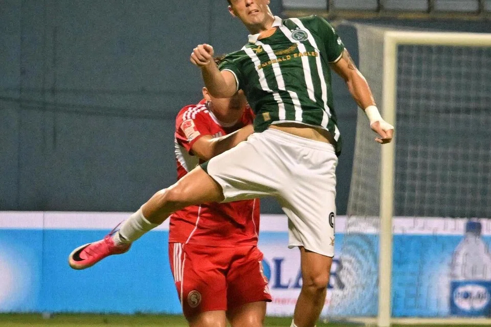 Penyerang Geylang International, Dejan Racic (kanan), berhasrat mula menemui sentuhan jaringannya bagi menembusi benteng kebal FC Jurong dalam perlawanan Liga Perdana Singapura (SPL) di Our Tampines Hub pada 10 Oktober.