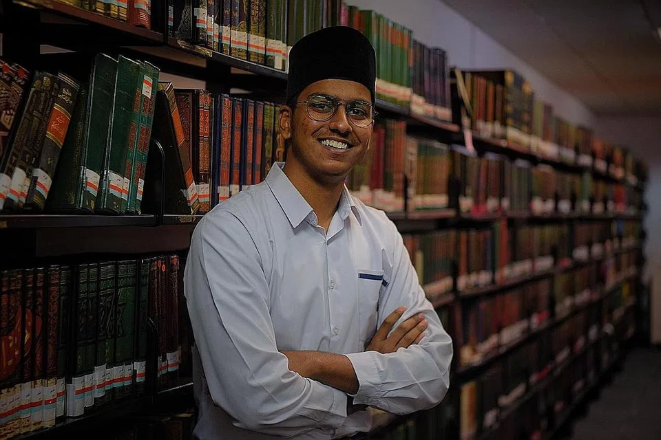 INGINKAN KESEIMBANGAN: Encik Ayman Abdullah Jamaludeen yang bercita-cita menjadi doktor merebut peluang mengikuti Program Diploma IB dan inginkan pendedahan dalam pendidikan ukhrawi mahupun duniawi. - Foto BH oleh MARK CHEONG