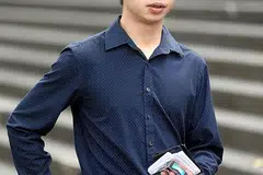 DIHADAPKAN KE MAHKAMAH: Dua daripada tiga yang dituduh, Ivyn Toh, Liu Jiaming (atas) dan warga China, Qin Jian (tiada dalam gambar) dikatakan telah menyebabkan kecederaan dengan menunggang e-skuter secara cuai. - Foto BH oleh WONG KWAI CHOW