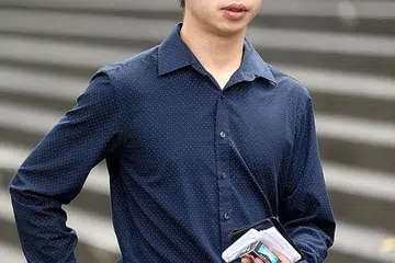 DIHADAPKAN KE MAHKAMAH: Dua daripada tiga yang dituduh, Ivyn Toh, Liu Jiaming (atas) dan warga China, Qin Jian (tiada dalam gambar) dikatakan telah menyebabkan kecederaan dengan menunggang e-skuter secara cuai. - Foto BH oleh WONG KWAI CHOW