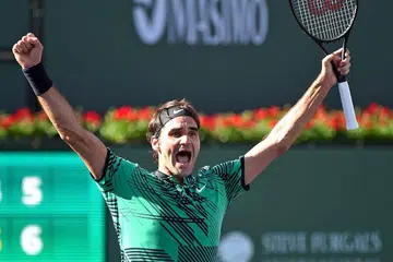 Roger Federer menyambut kejayaannya memenangi Terbuka BNP Paribas Open di Indian Wells Tennis Garden. 