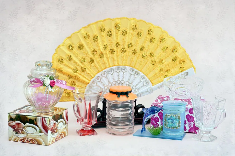 PRAKTIKAL: Inilah antara sebab mengapa ramai keluarga pengantin yang memilih untuk mengubah pemberian bunga telur dengan pulut kuning kepada berkat yang pelbagai rupa dan warna (gambar atas) yang popular di kalangan pengantin hari ini. - Foto fail