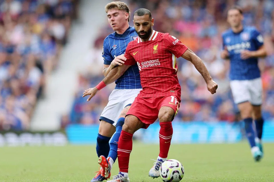 Terdapat spekulasi bahawa pemain sayap Liverpool, Mohamed Salah (di hadapan) adalah antara beberapa bintang bola sepak yang bakal bermain di kelab Arab Saudi. 