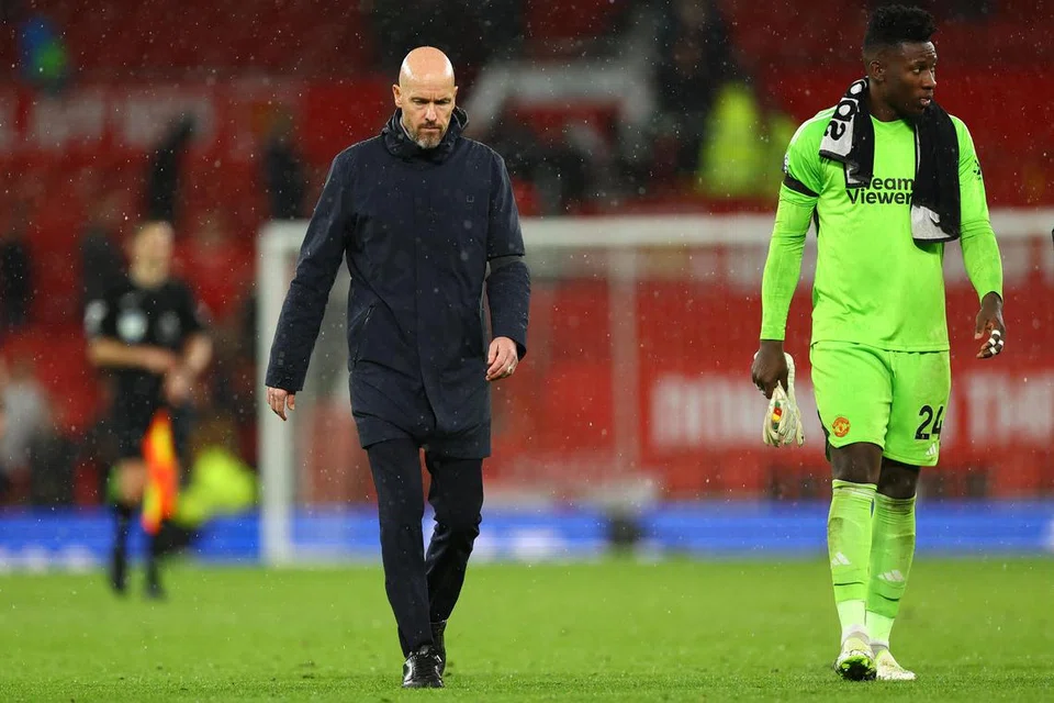 RENTAK KEMENANGAN TERBANTUT: Pengurus Manchester United, Erik ten Hag (kiri) dan penjaga gawang United, Andre Onana, kecewa setelah gagal meneruskan rentak kemenangan dan tewas 0-3 di tangan Manchester City.