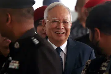Mantan Perdana Menteri Malaysia Najib Razak mendakwa bahagian tambahan atau titah adendum dalam pengampunan diraja membenarkannya untuk menghabiskan baki hukuman penjara enam tahun dengan tahanan di rumah. 