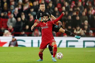 HAMPA DI DEPAN GAWANG LAWAN: Penyerang utama Liverpool, Mohamed Salah (jersi merah), menyaksikan dua percubaannya terkena tiang gawang lawan. - Foto REUTERS