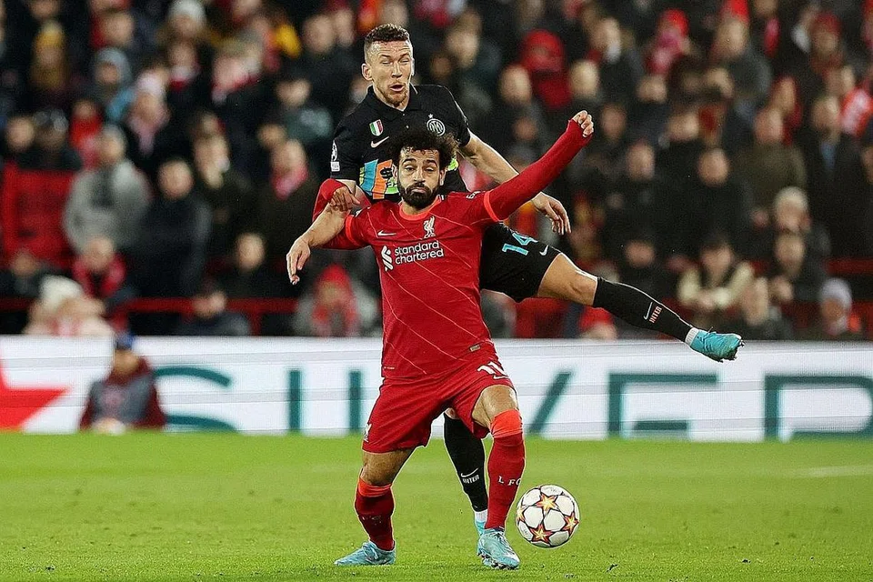 HAMPA DI DEPAN GAWANG LAWAN: Penyerang utama Liverpool, Mohamed Salah (jersi merah), menyaksikan dua percubaannya terkena tiang gawang lawan. - Foto REUTERS
