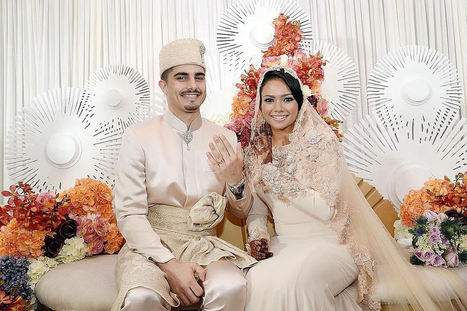 SAH JADI SUAMI ISTERI: Pelakon Nadiah M Din selamat diijabkabul dengan jejaka Perancis yang telah memeluk agama Islam pada Oktober lalu, Encik Bilal Jeanpierre pada Ahad lalu di The Colonial@Scotts. - Foto JOHARI RAHMAT