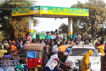 Para penduduk berkumpul di sebuah stesen minyak di tengah-tengah masalah kekurangan bahan api akibat sekatan oleh militan yang dikaitkan dengan al-Qaeda di Bamako, Mali, pada 1 November 2025.