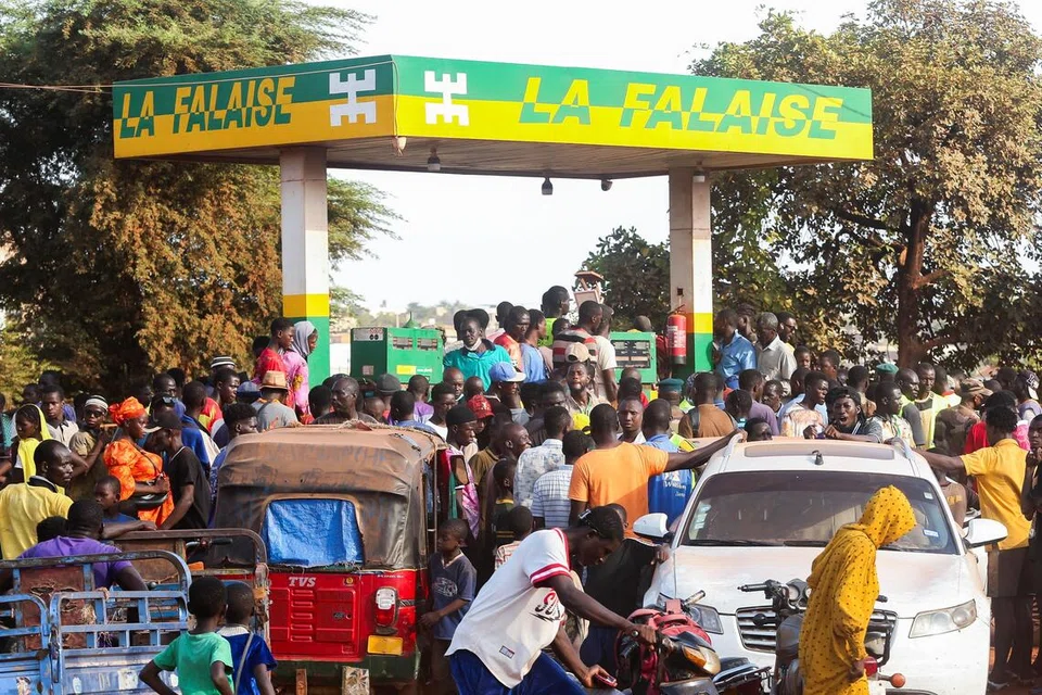 Para penduduk berkumpul di sebuah stesen minyak di tengah-tengah masalah kekurangan bahan api akibat sekatan oleh militan yang dikaitkan dengan al-Qaeda di Bamako, Mali, pada 1 November 2025.