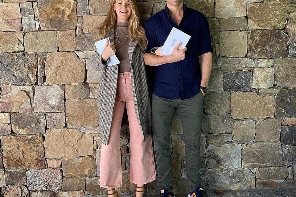 BULAN MADU BELUM BERLALU: Ryan Reynolds (kanan) dan isterinya selama 10 tahun, Blake Lively, masih dalam fasa terlalu mencintai dan payah dipisahkan kerana menghargai persahabatan yang dibina. - Foto INSTAGRAM BLAKE LIVELY