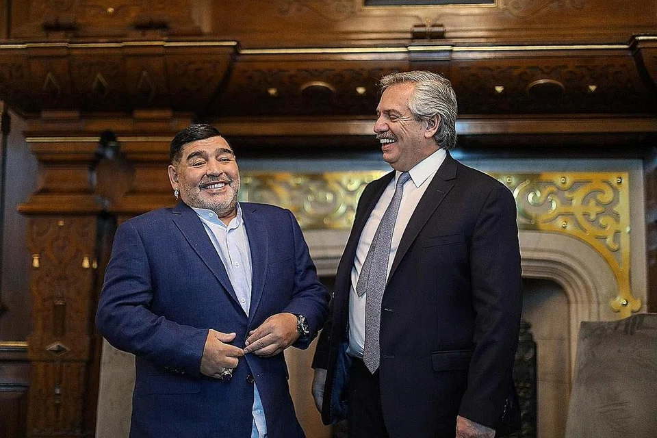 KENANGAN: Gambar yang dikeluarkan oleh pejabat akhbar Presiden Argentina yang menunjukkan bintang bola sepak Argentina Diego Maradona (kiri) dan Presiden Argentina Alberto Fernandez semasa pertemuan di Casa Rosada, Buenos Aires, Argentina pada 26 Disember 2019. - Foto AFP