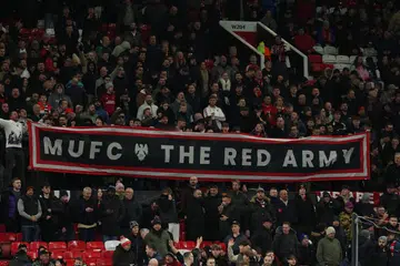 Penyokong mahu  Manchester United  membekukan harga tiket, tetapi kelab itu memutuskan tidak wajar mengekalkan harga sedang kos meningkat dan kelab itu terus menghadapi masalah kewangan.