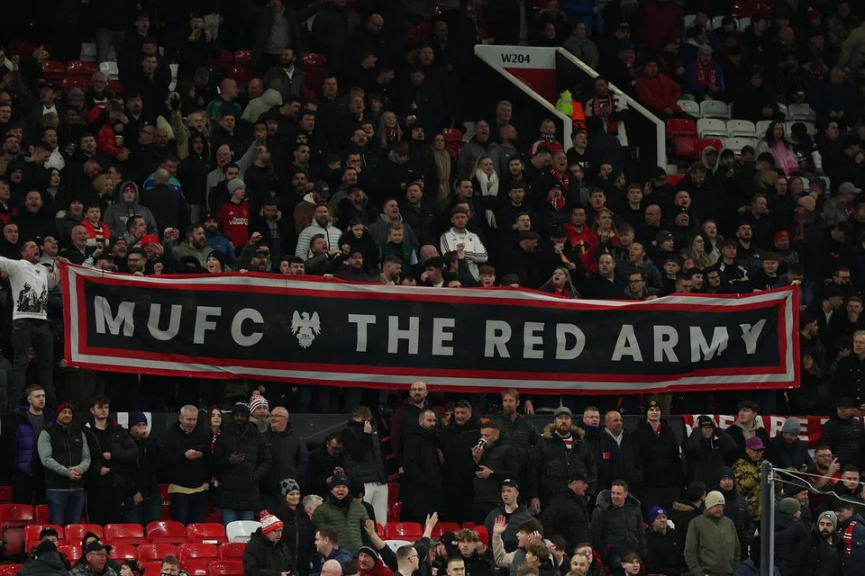 Penyokong mahu  Manchester United  membekukan harga tiket, tetapi kelab itu memutuskan tidak wajar mengekalkan harga sedang kos meningkat dan kelab itu terus menghadapi masalah kewangan.