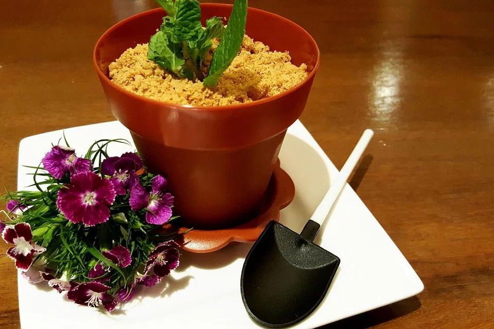 LAZAT: 'Salted Egg Soft Shell Crab' bersama nasi goreng atau pasta amat menyelerakan, sementara 'Fleur Lemony Peach Cheesecake' dihidang secara kreatif.