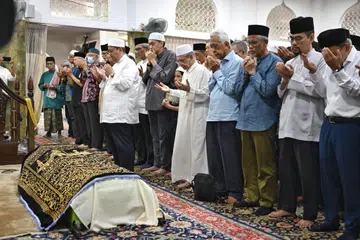 Menteri Bertanggungjawab bagi Ehwal Masyarakat Islam, Encik Masagos Zulkifli Masagos Mohamad (tiga dari kanan) turut menunaikan solat jenazah Allahyarham Syed Haroon Mohamed Aljunied (gambar sisipan) di Masjid Ba’alwie pada 28 November yang diimamkan mantan Mufti, Ustaz Dr Mohamed Fatris Bakaram.