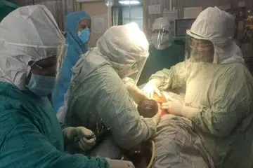 MENYAMBUT KELAHIRAN BAYI: Doktor perlu memakai alat pelindung diri semasa bertugas di wad bersalin di hospital di India.