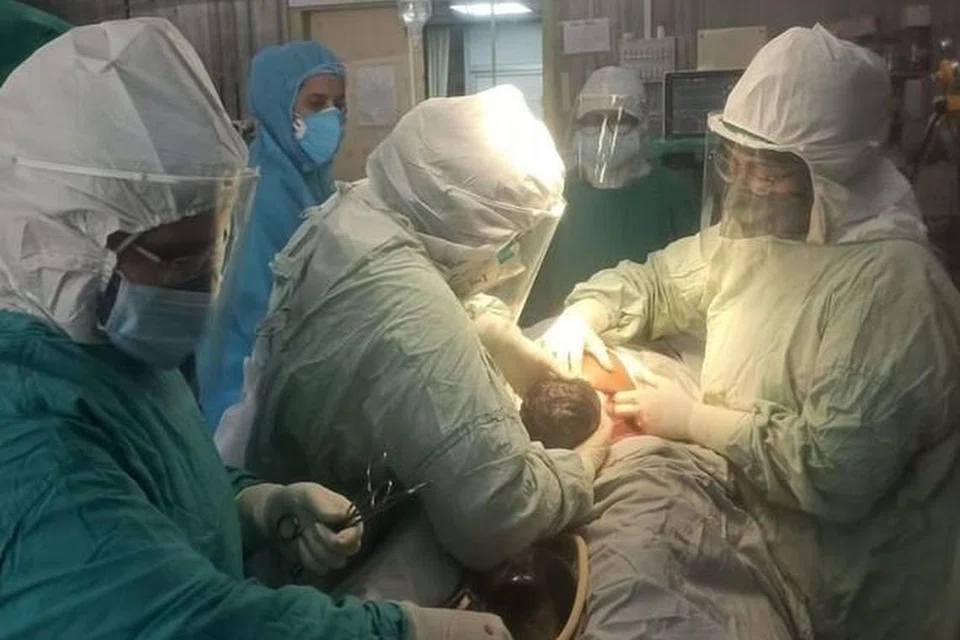 MENYAMBUT KELAHIRAN BAYI: Doktor perlu memakai alat pelindung diri semasa bertugas di wad bersalin di hospital di India.