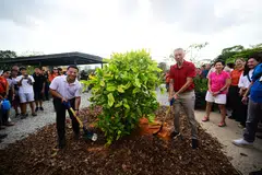 Menteri Kanan, Encik Lee Hsien Loong (kanan), menanam pokok Syzygium aqueum bersama Menteri Pembangunan Negara, Encik Desmond Lee (kiri), semasa pelancaran rasmi pembukaan semula Taman Cina dan Taman Jepun pada 8 September.