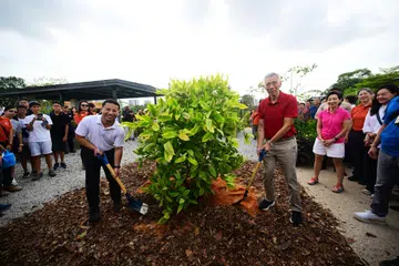 Menteri Kanan, Encik Lee Hsien Loong (kanan), menanam pokok Syzygium aqueum bersama Menteri Pembangunan Negara, Encik Desmond Lee (kiri), semasa pelancaran rasmi pembukaan semula Taman Cina dan Taman Jepun pada 8 September.