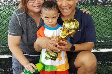 BERI PENDEDAHAN AWAL: Cik Arlianny Sayrol dan suaminya, Encik Muhammad Noor Ehsan Hassan, mendedahkan anak mereka, Raeyan Haydar, tiga tahun, ke pelbagai program kemahiran sejak dia berusia enam bulan lagi. - Foto ihsan ARLIANNY SAYROL