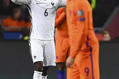 RAIKAN GOL CEMERLANG: Pemain Perancis, Paul Pogba (kiri), meraikan jaringan golnya selepas merembat bola dengan cemerlang daripada jarak 25 meter dalam perlawanan kelayakan Piala Dunia 2018 ketika menentang Belanda di Amsterdam Arena, di Amsterdam, semalam. - Foto AFP