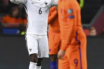 RAIKAN GOL CEMERLANG: Pemain Perancis, Paul Pogba (kiri), meraikan jaringan golnya selepas merembat bola dengan cemerlang daripada jarak 25 meter dalam perlawanan kelayakan Piala Dunia 2018 ketika menentang Belanda di Amsterdam Arena, di Amsterdam, semalam. - Foto AFP