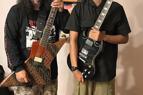CINTA GITAR: Gabungan padu Bo Skullbanger, 50 tahun (kiri), dan anaknya, Aydrean Skullbanger, 16 tahun, menyatukan semangat dan cinta terhadap muzik rok dalam ‘Kolaborasi Gitar Terbesar Singapura 2024’.