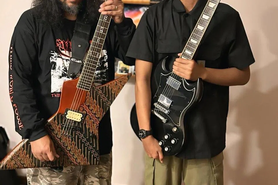 CINTA GITAR: Gabungan padu Bo Skullbanger, 50 tahun (kiri), dan anaknya, Aydrean Skullbanger, 16 tahun, menyatukan semangat dan cinta terhadap muzik rok dalam ‘Kolaborasi Gitar Terbesar Singapura 2024’.