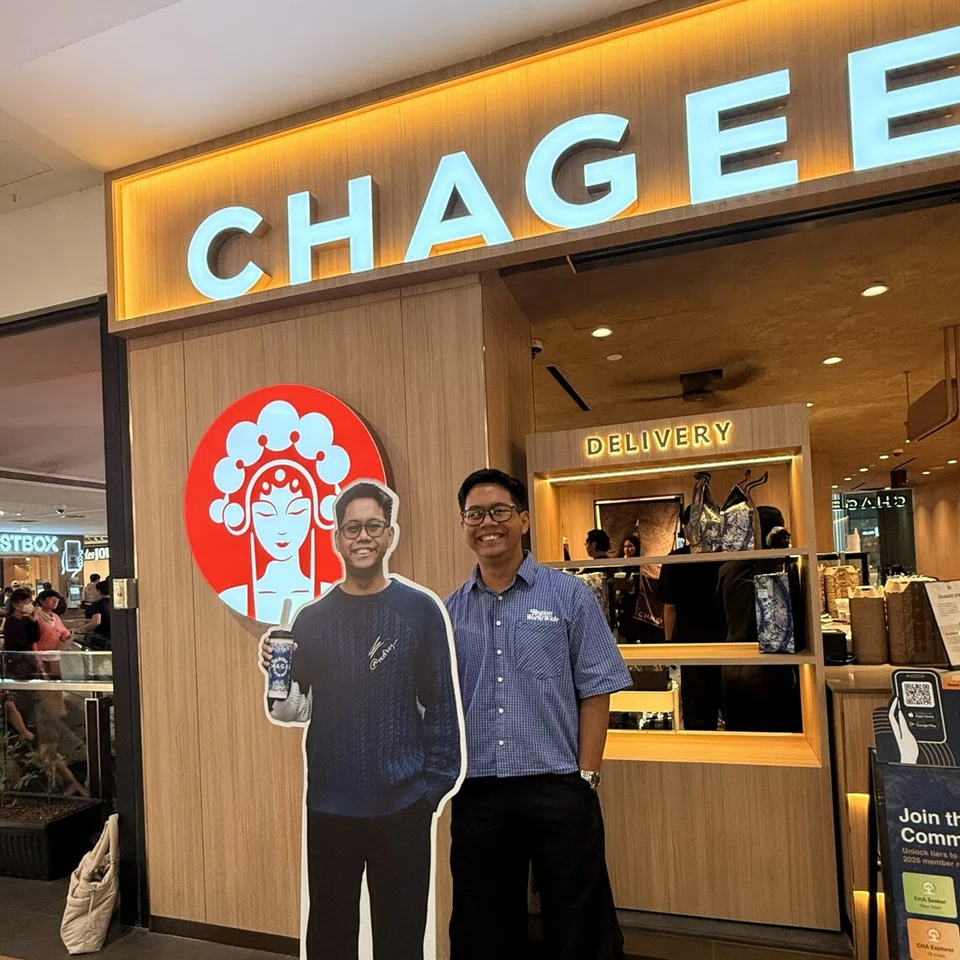 Standee bersaiz sebenar Encik Rifqi akan dipamerkan di luar cawangan Chagee di Northpoint City sehingga 13 Oktober.
