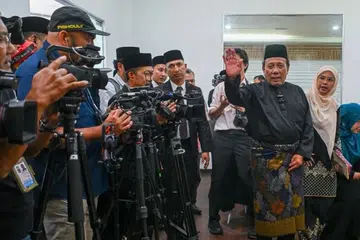 Menteri Besar Negeri Sembilan, Datuk Ismail Lasim (melambai) kesal apabila pertikaian mengenai takhta Yang di-Pertuan Besar digambarkan sebagai pertentangan antara Kerajaan Negeri dengan Yang di-Pertuan Besar, Tuanku Muhriz Tuanku Munawir.