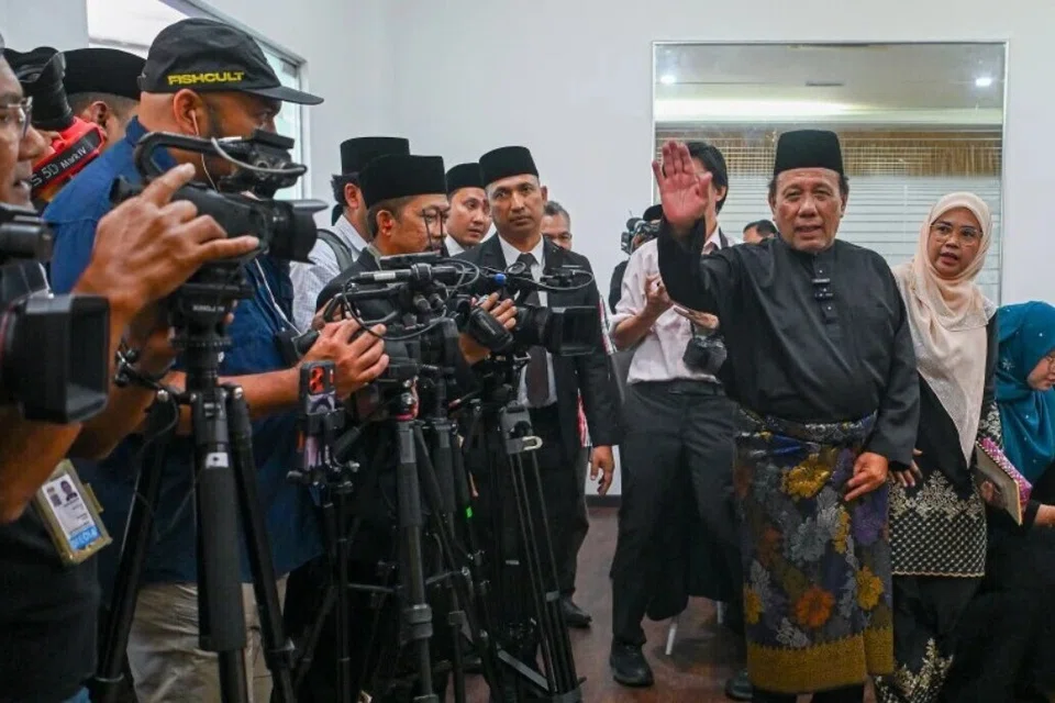 Menteri Besar Negeri Sembilan, Datuk Ismail Lasim (melambai) kesal apabila pertikaian mengenai takhta Yang di-Pertuan Besar digambarkan sebagai pertentangan antara Kerajaan Negeri dengan Yang di-Pertuan Besar, Tuanku Muhriz Tuanku Munawir.