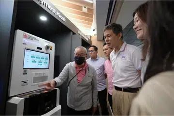 Menteri Bertanggungjawab bagi Perkhidmatan Awam, Encik Chan Chun Sing, di pusat ServiceSG yang baru di Pusat Sivik Woodlands pada 15 Mac.